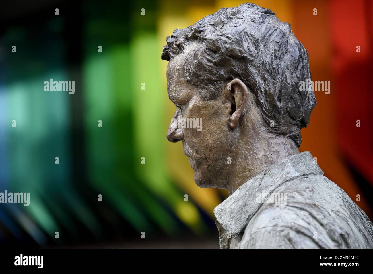 Londra, Inghilterra, Regno Unito. 'Uomo in piedi - una delle due 'due figure', (uomo in piedi e uomo in piedi) di Sean Henry (2003) a Paddington Central Foto Stock