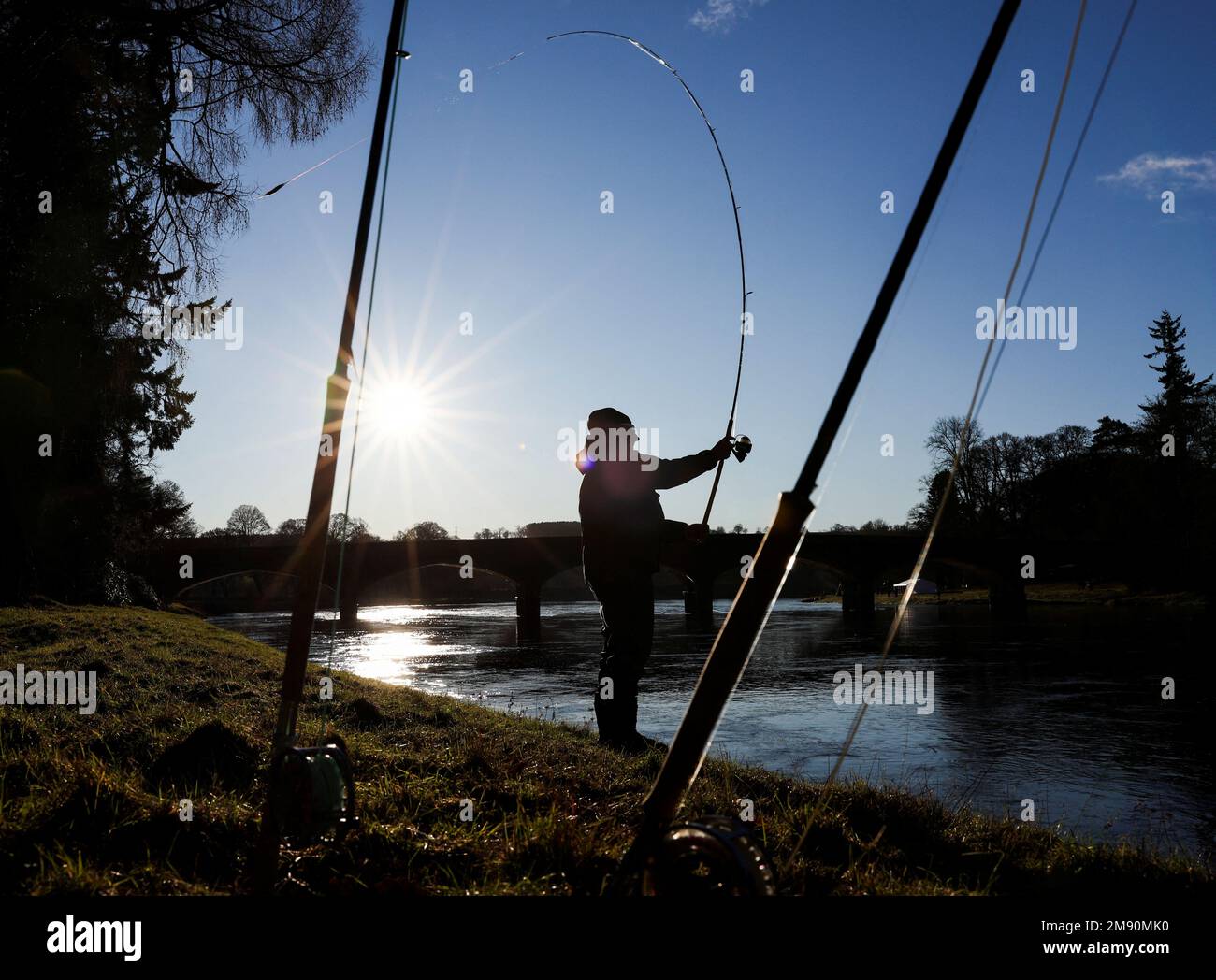 Un pescatore lancia una linea il giorno di apertura della stagione di pesca del salmone sul fiume Tay a Meikleour Fishing, Scozia, Gran Bretagna, 16 gennaio 2023. REUTERS/Russell Cheyne Foto Stock
