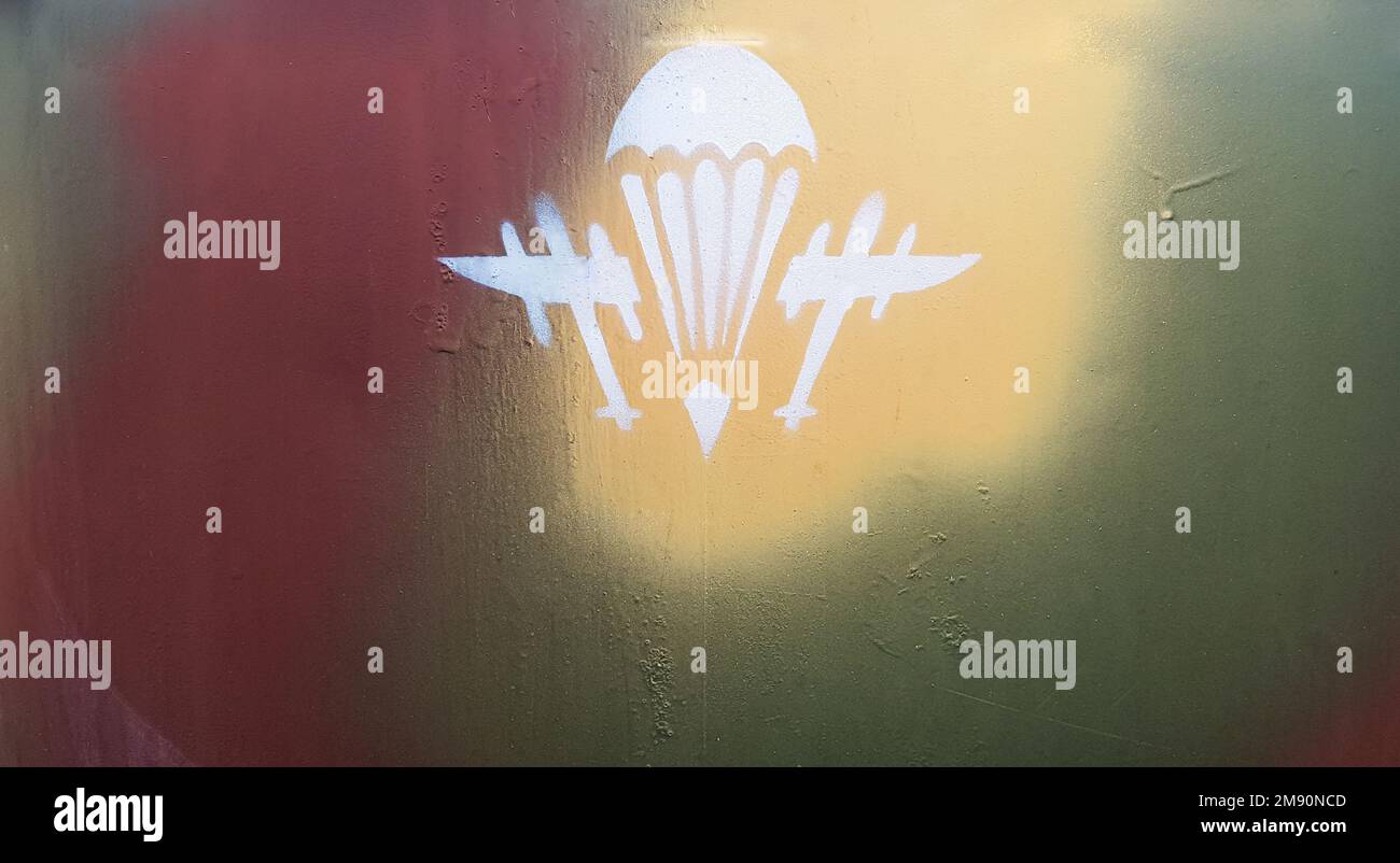 Il simbolo o il distintivo delle truppe aeree dell'esercito ucraino dipinto con vernice bianca su metallo. Background del gruppo di assalto aereo, divisione Foto Stock