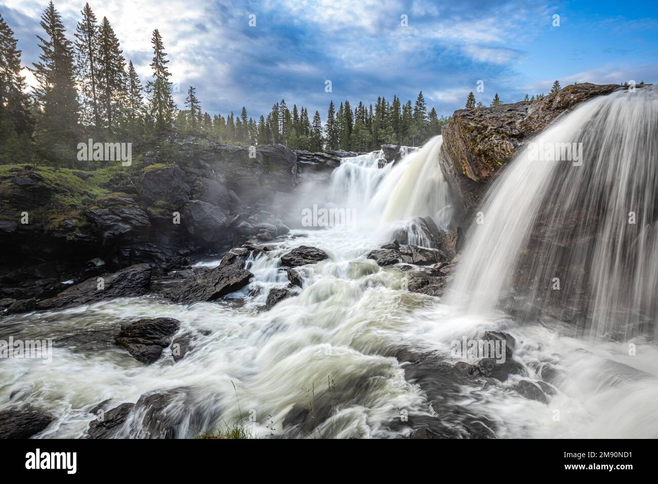 Ristafallet cascata nella parte occidentale di Jamtland è elencato come una delle più belle cascate in Svezia. Foto Stock