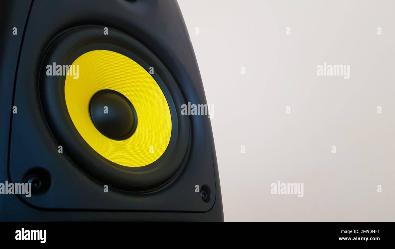 Sfondo altoparlante. Woofer, primo piano subwoofer giallo. Attrezzature professionali da studio. Monitor vocale per mixare e registrare musica. Scrivania di alta qualità Foto Stock