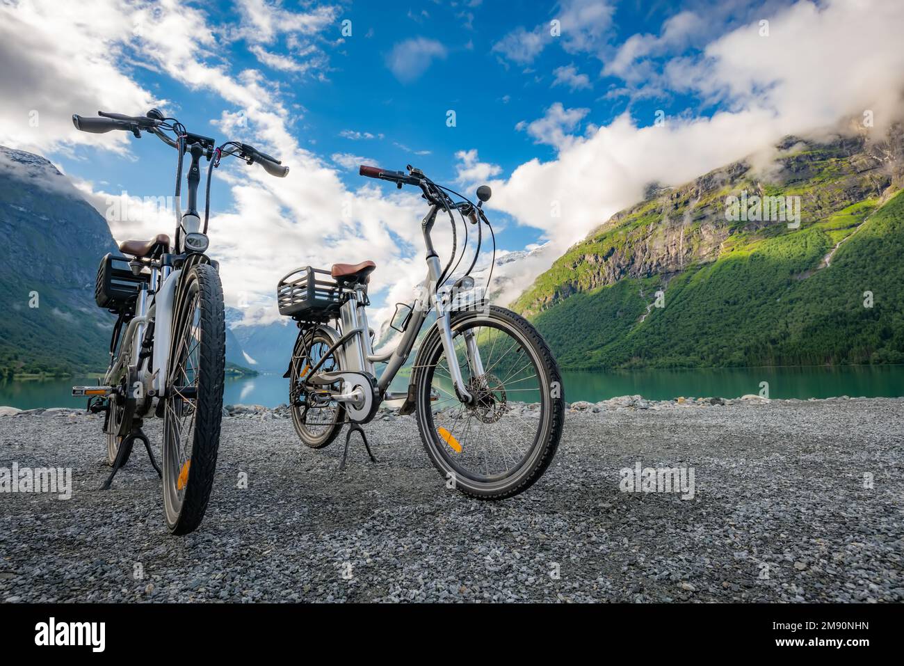 Bicicletta elettrica sullo sfondo della natura della Norvegia Foto Stock