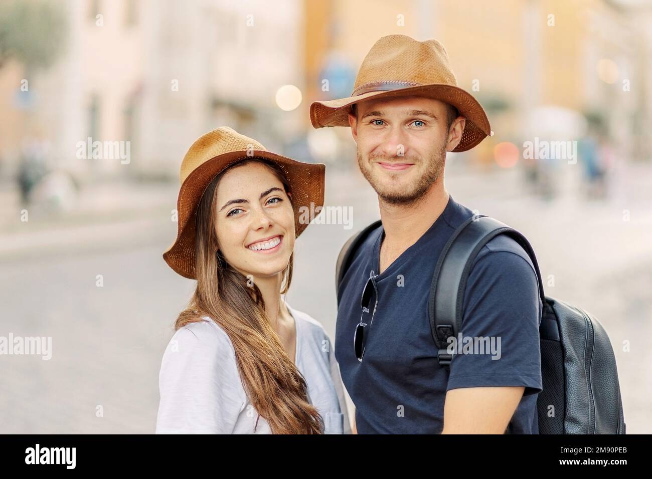 Ritratto felice di una giovane coppia felice. Una coppia innamorata sorride e sogna. San Valentino. viaggiare nel mondo. coppia baciata Foto Stock