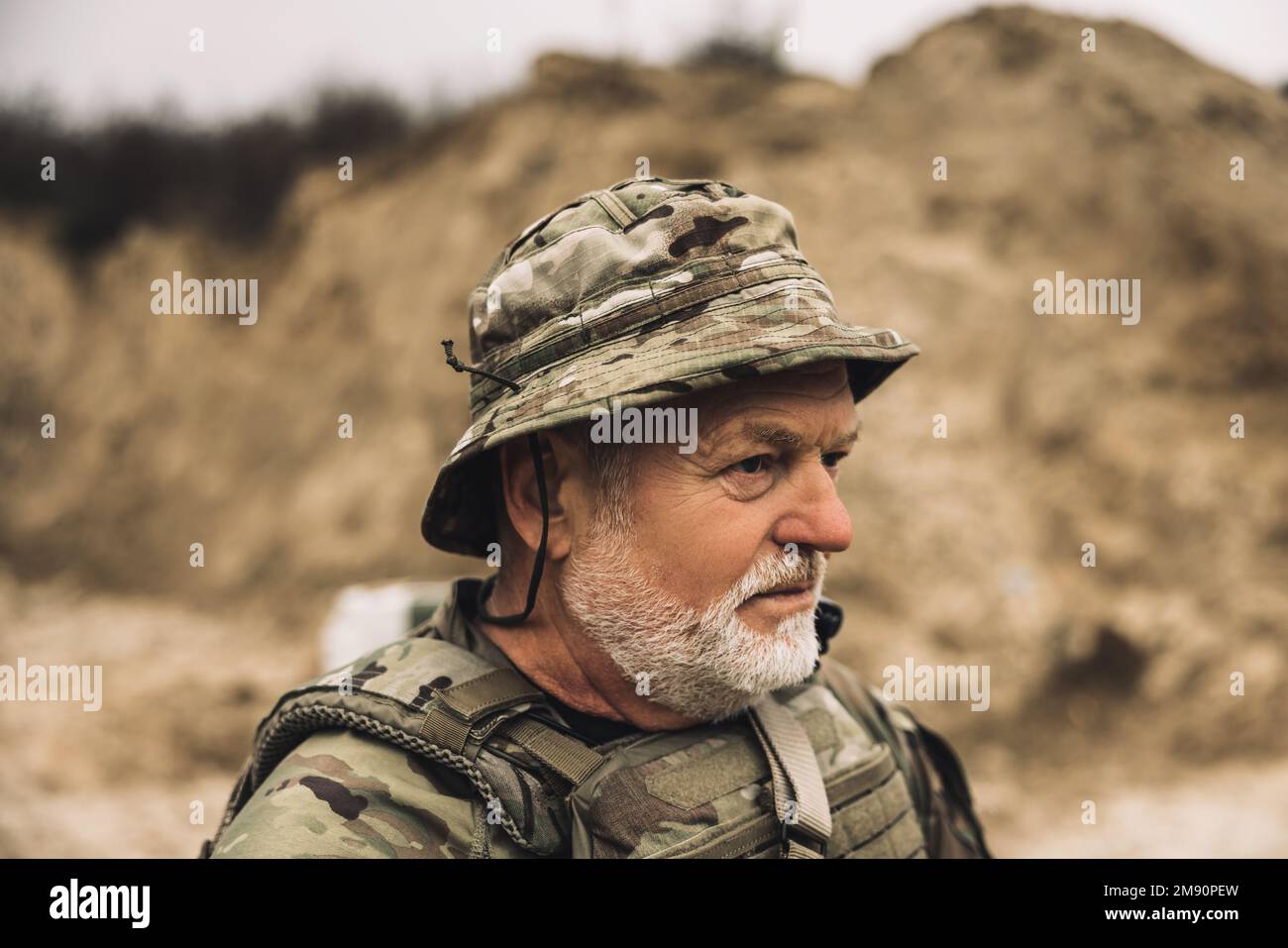 Soldato bearded maturo su un campo di tiro Foto Stock