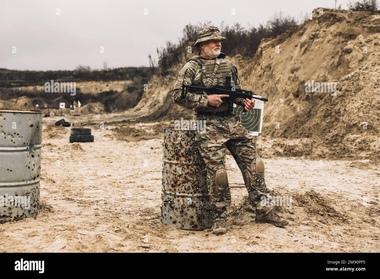 Soldato bearded maturo su un campo di tiro Foto Stock