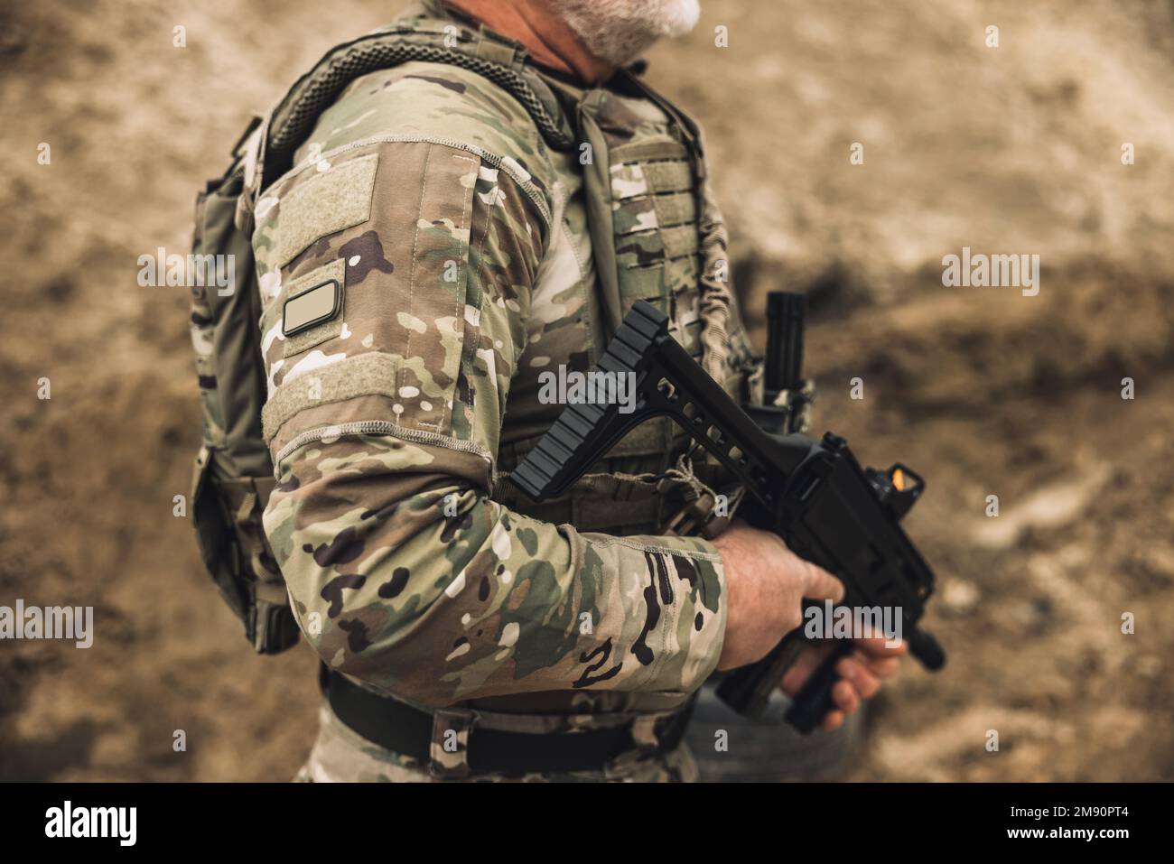Soldato con un fucile su un campo di tiro Foto Stock