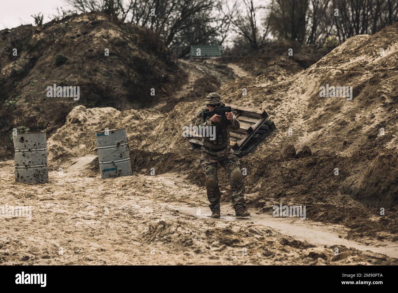 Soldato con un fucile su un campo di tiro Foto Stock