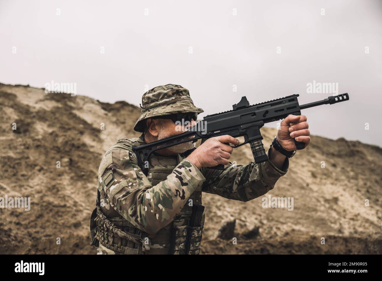 Soldato con un fucile su un campo di tiro Foto Stock