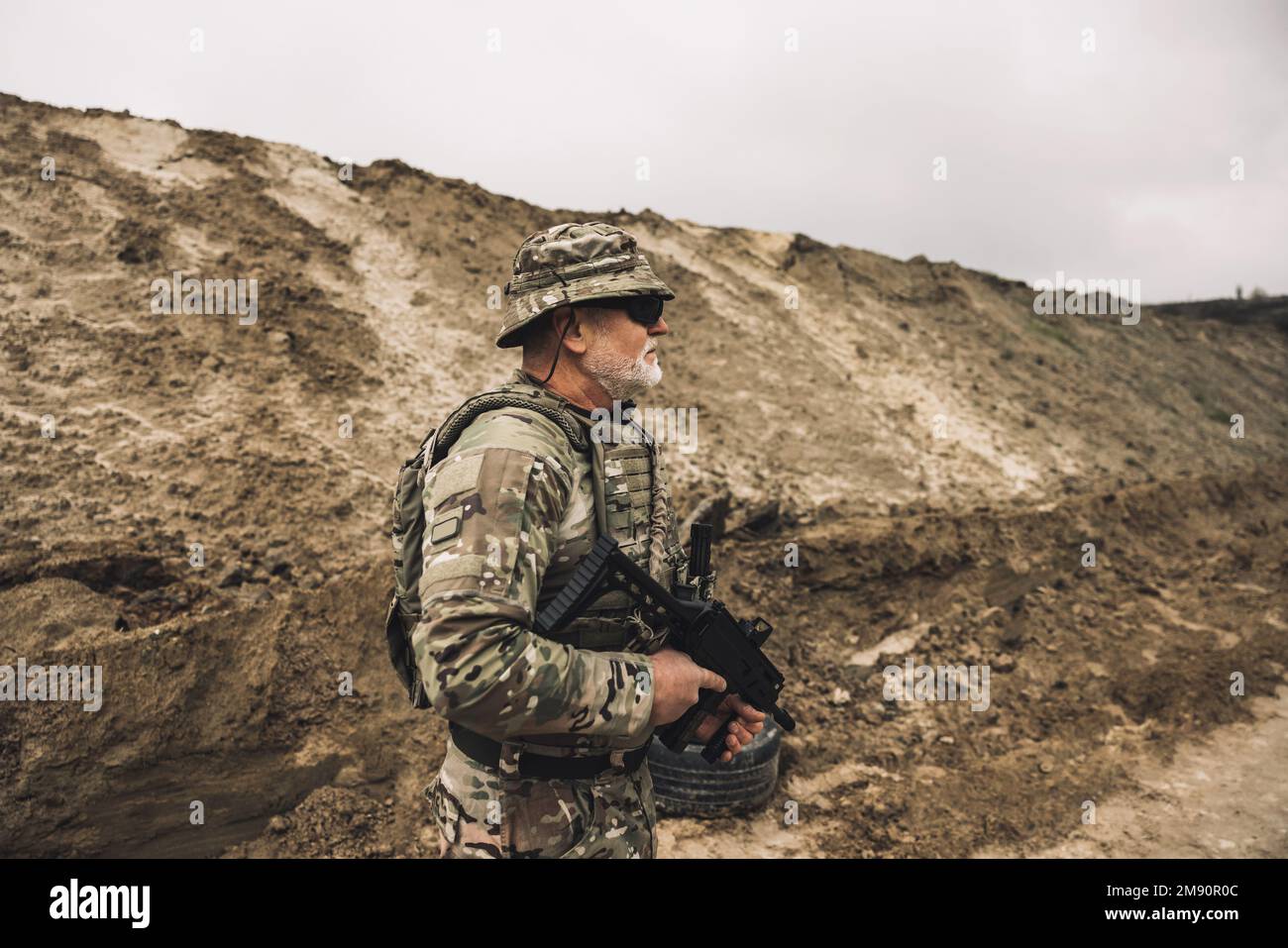 Soldato con un fucile su un campo di tiro Foto Stock