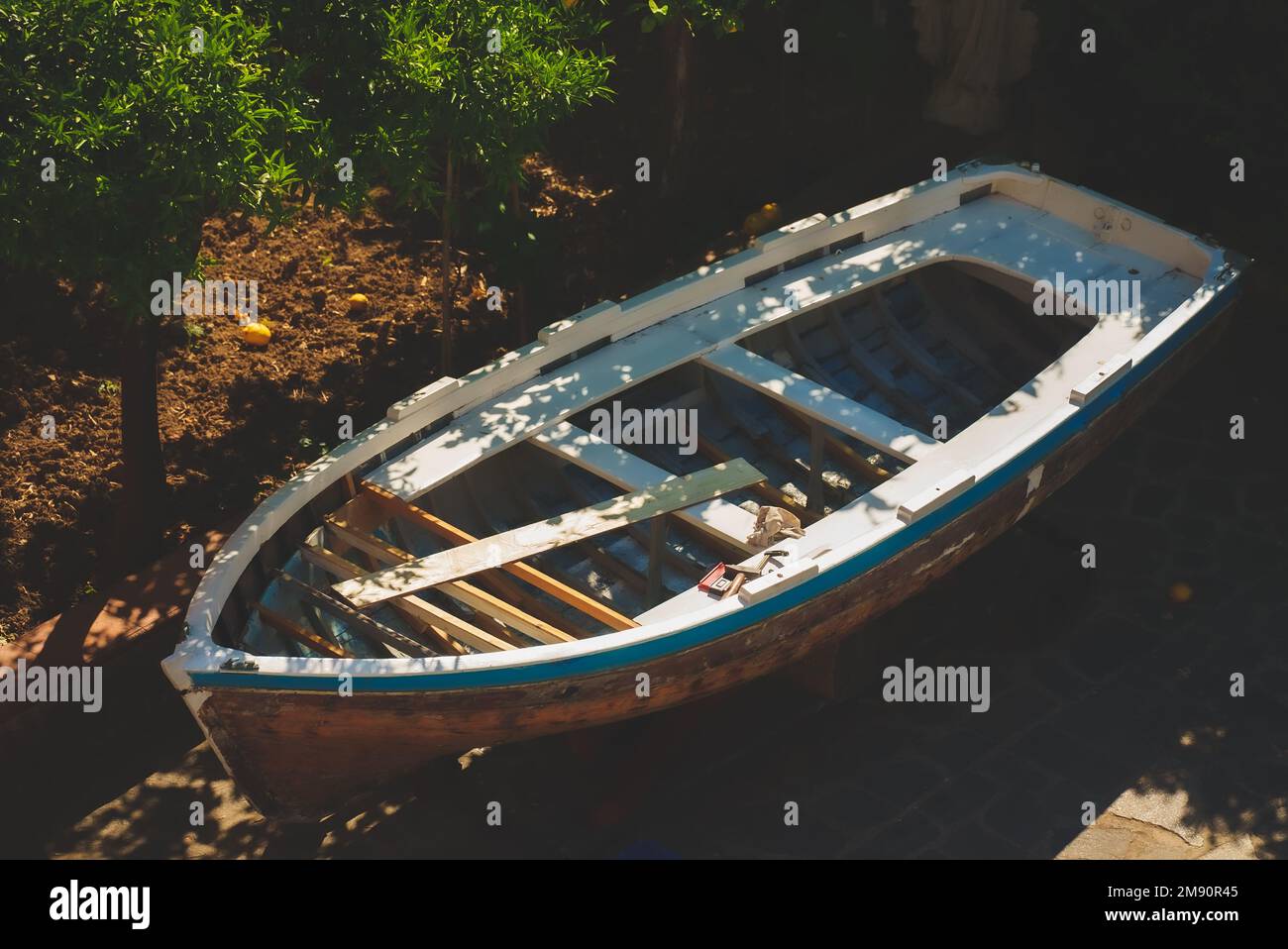 Ristrutturazione di una vecchia barca da pesca nel cortile. Foto Stock
