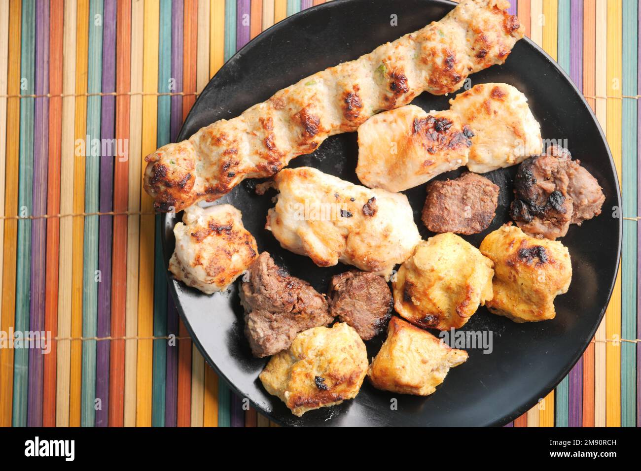 Carne Seekh Kabab su un piatto sul tavolo Foto Stock