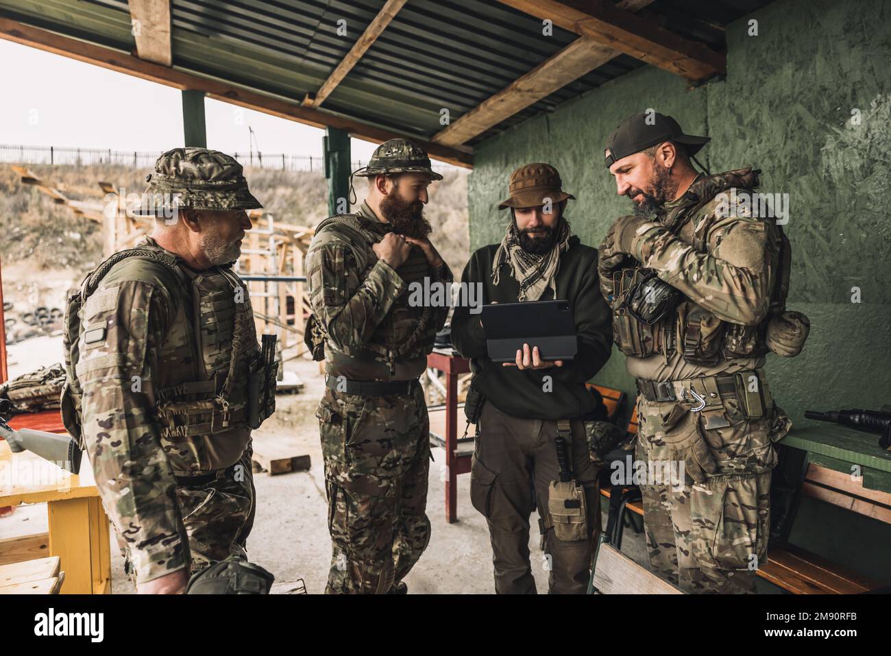 Gruppo di soldati che discutono qualcosa prima del combattimento Foto Stock