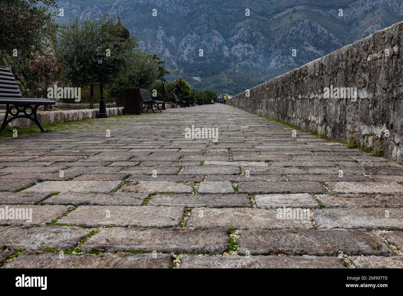 Strada lastricata in pietra, Kotor, Montenegro Foto Stock