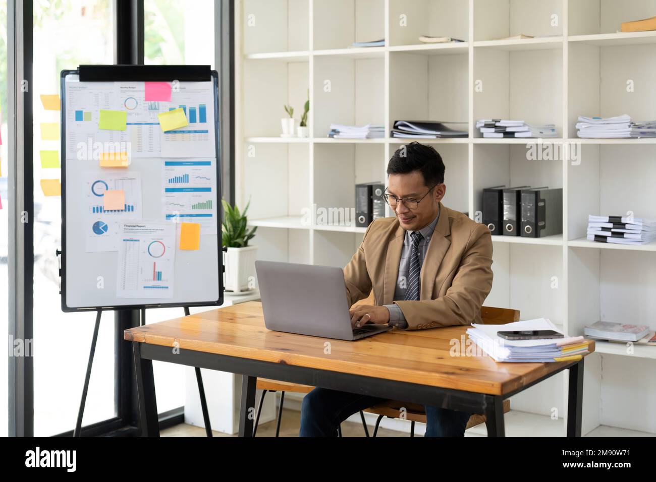 Uomo d'affari che usa un computer portatile in ufficio. imprenditore, proprietario di piccola impresa che lavora in linea. Foto Stock