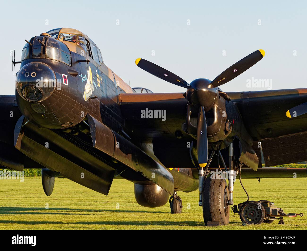 Il bombardiere AVRO Lancaster 'Just Jane', in fase di restauro presso il Lincolnshire Aviation Heritage Centre, in preparazione per l'avviamento del motore. Foto Stock