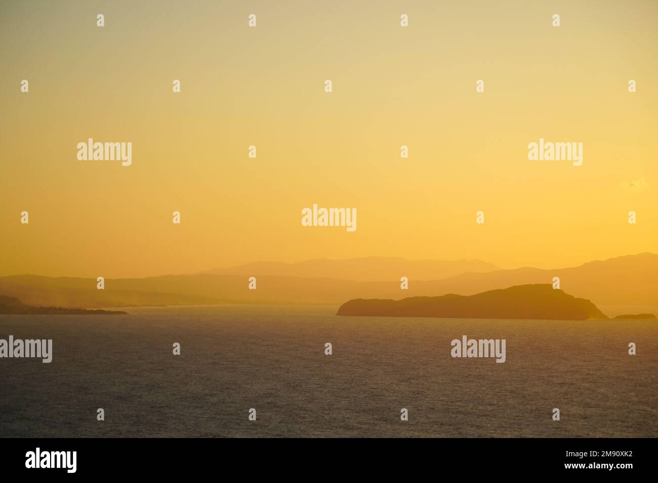 Tramonto sul Mar Mediterraneo fotografato dall'isola di Creta, Grecia Foto Stock