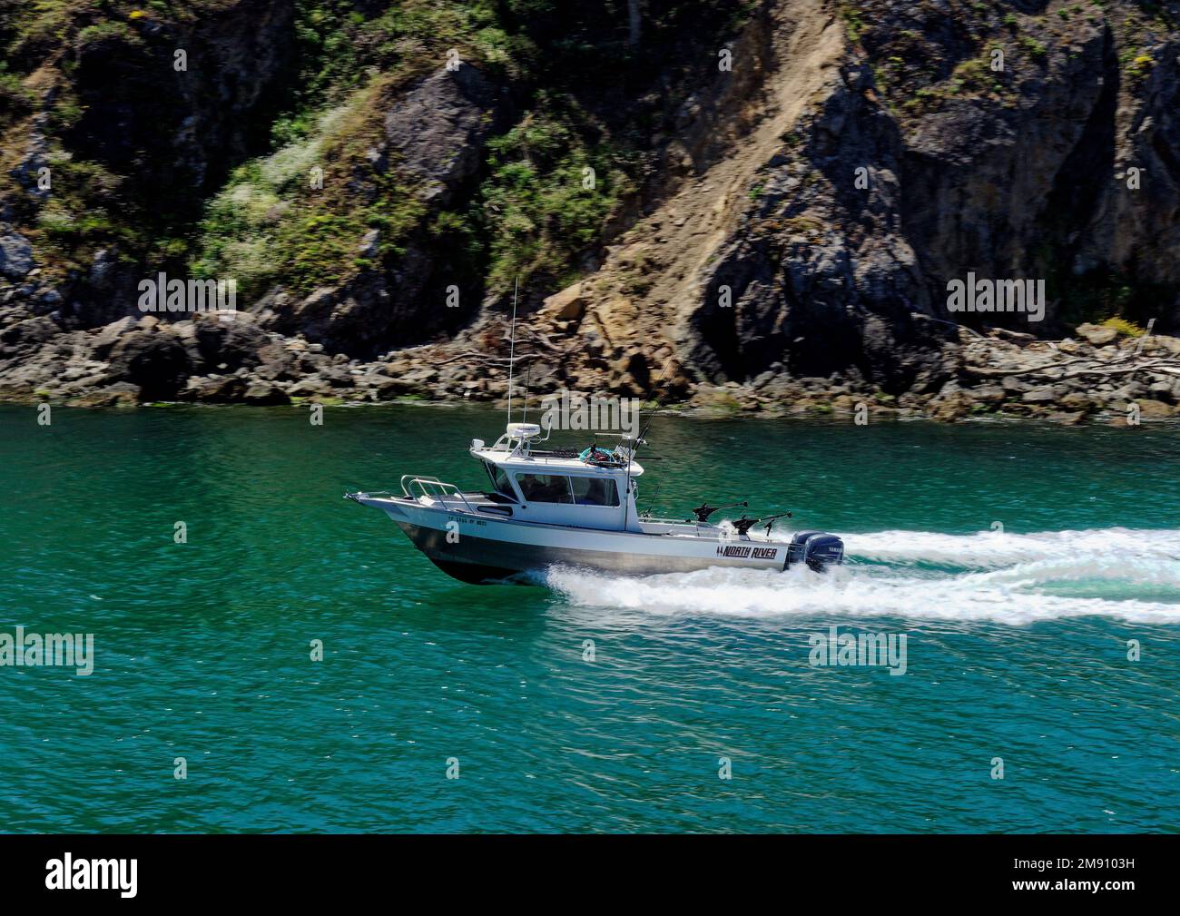 Barca sportiva ad alta velocità che entra nella foce rocciosa, aspra e selvaggia del fiume Noyo, Noyo, Mendocino County, California. Foto Stock