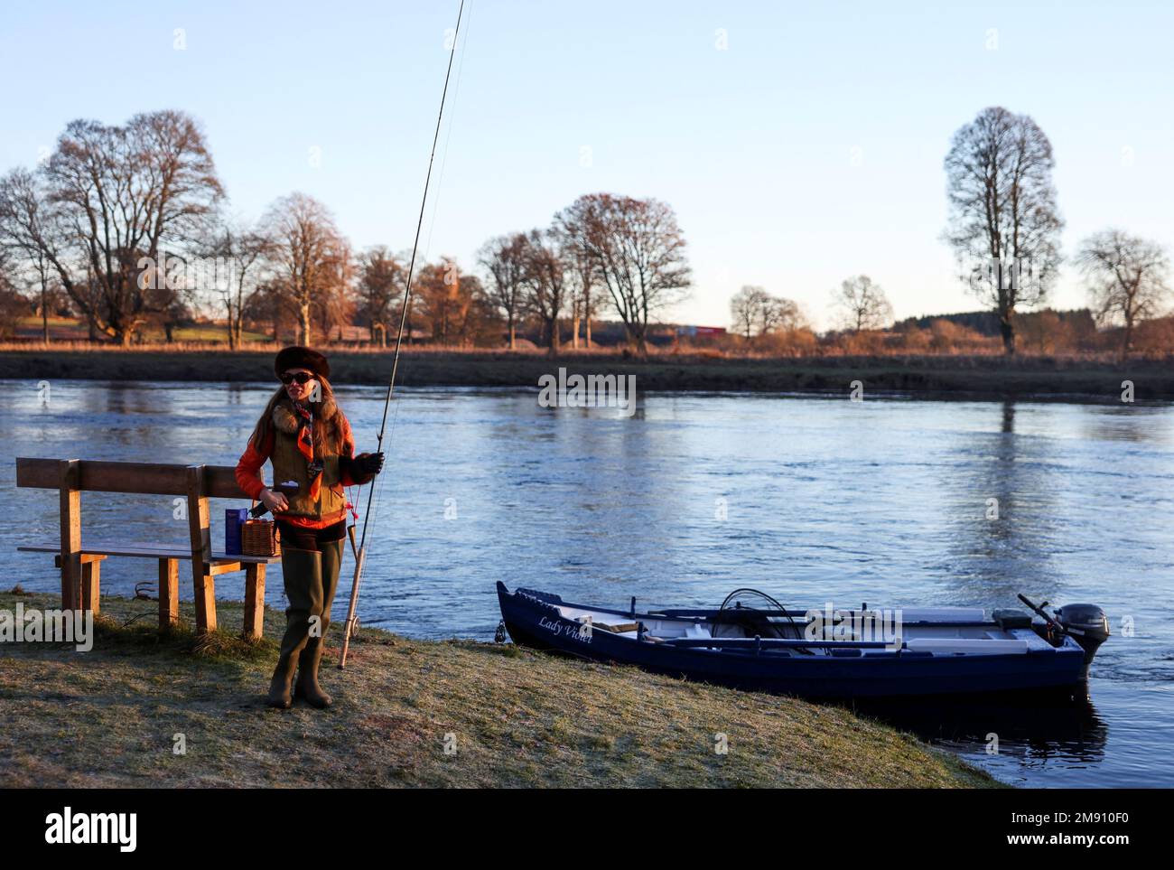 Claire Mercer Nairne attende sulla riva il giorno di apertura della stagione di pesca del salmone sul fiume Tay a Meikleour pescing, Scozia, Gran Bretagna, 16 gennaio 2023. REUTERS/Russell Cheyne Foto Stock