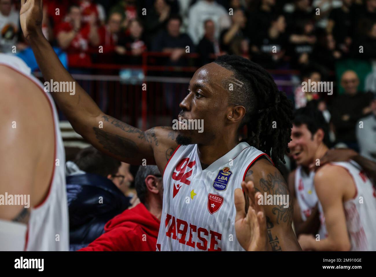 Jaron Johnson #92 di Pallacanestro Varese OpenJobMetis festeggia dopo il LBA Lega Basket Un gioco regolare di Stagione 2022/23 tra Pallacanestro Varese OpenJobMetis e GEVI Napoli Basket all'Enerxenia Arena. (Foto di Fabrizio Carabelli / SOPA Images/Sipa USA) Foto Stock