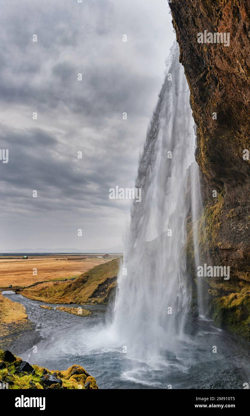 Cascata Seljalandsfoss in Islanda. Una delle cascate più famose in Islanda. Foto a esposizione lunga Foto Stock