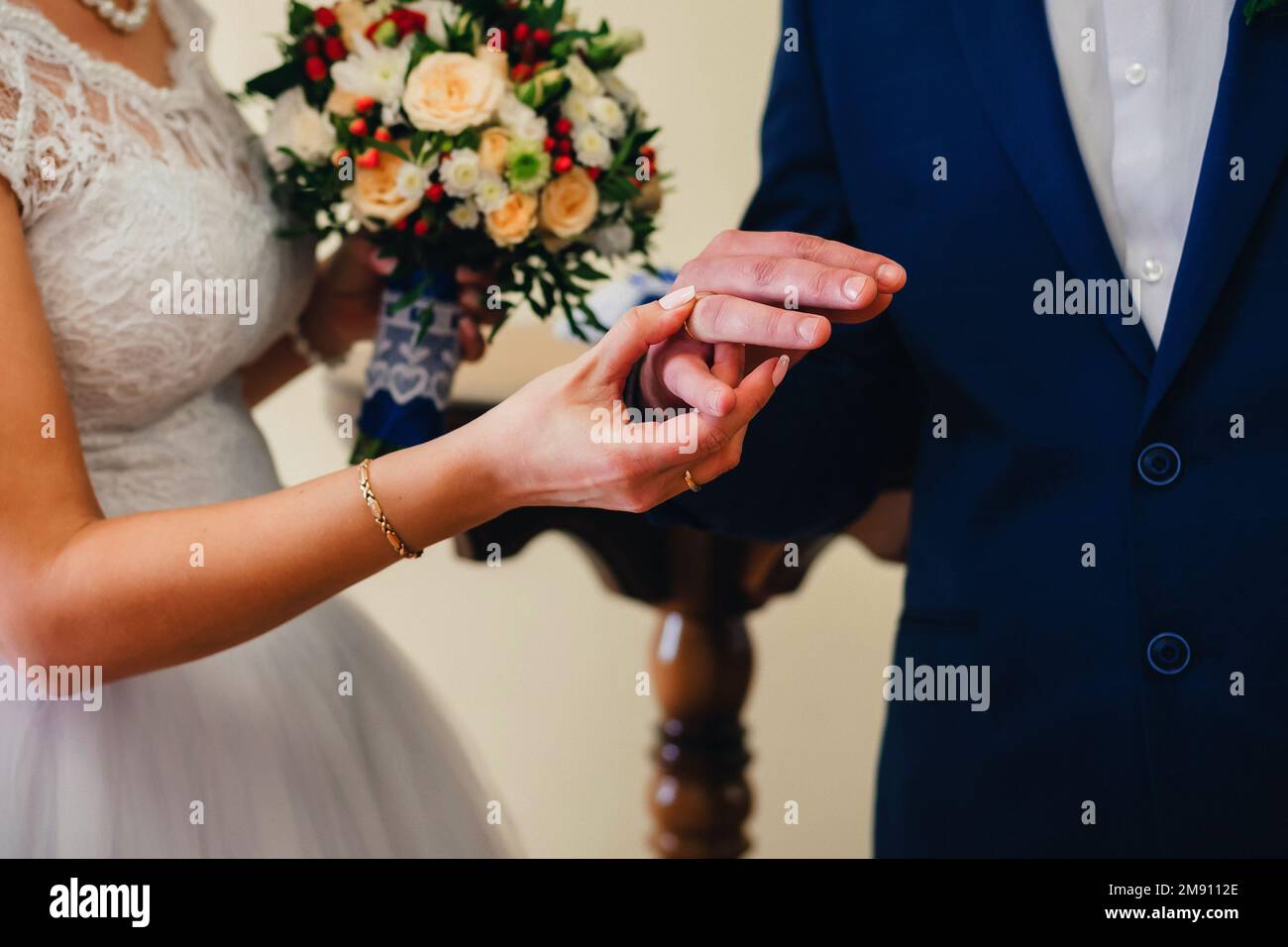 scambio di anelli d'oro della sposa e sposo il giorno del matrimonio alla registrazione del matrimonio Foto Stock