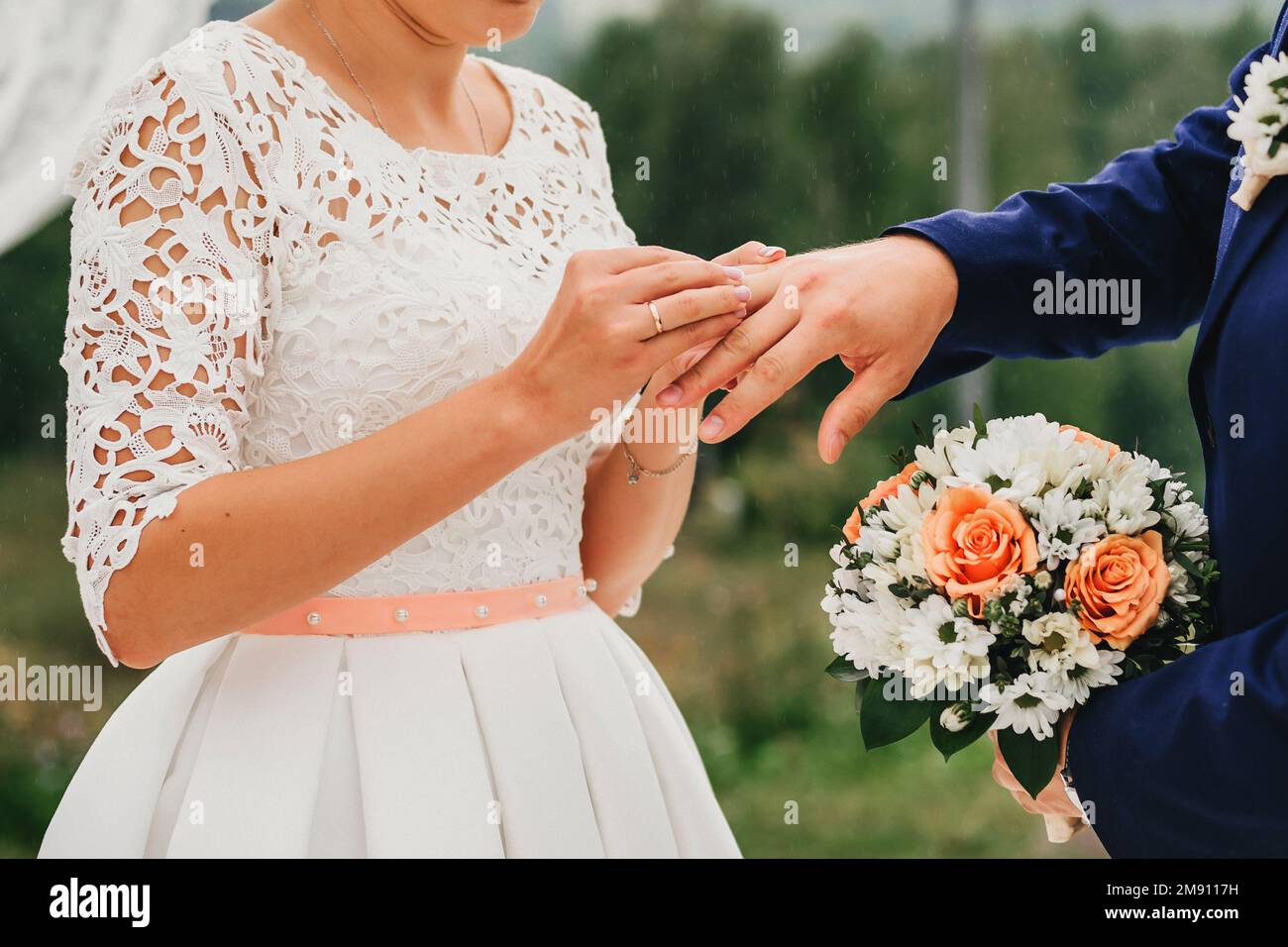 scambio di anelli d'oro alla cerimonia nuziale tra sposa e sposo Foto Stock