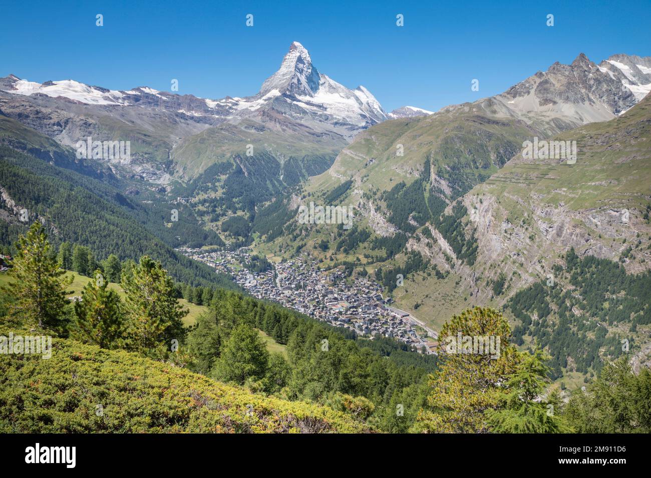 La cima del Cervino sopra la valle del Cervino e Zermatt. Foto Stock