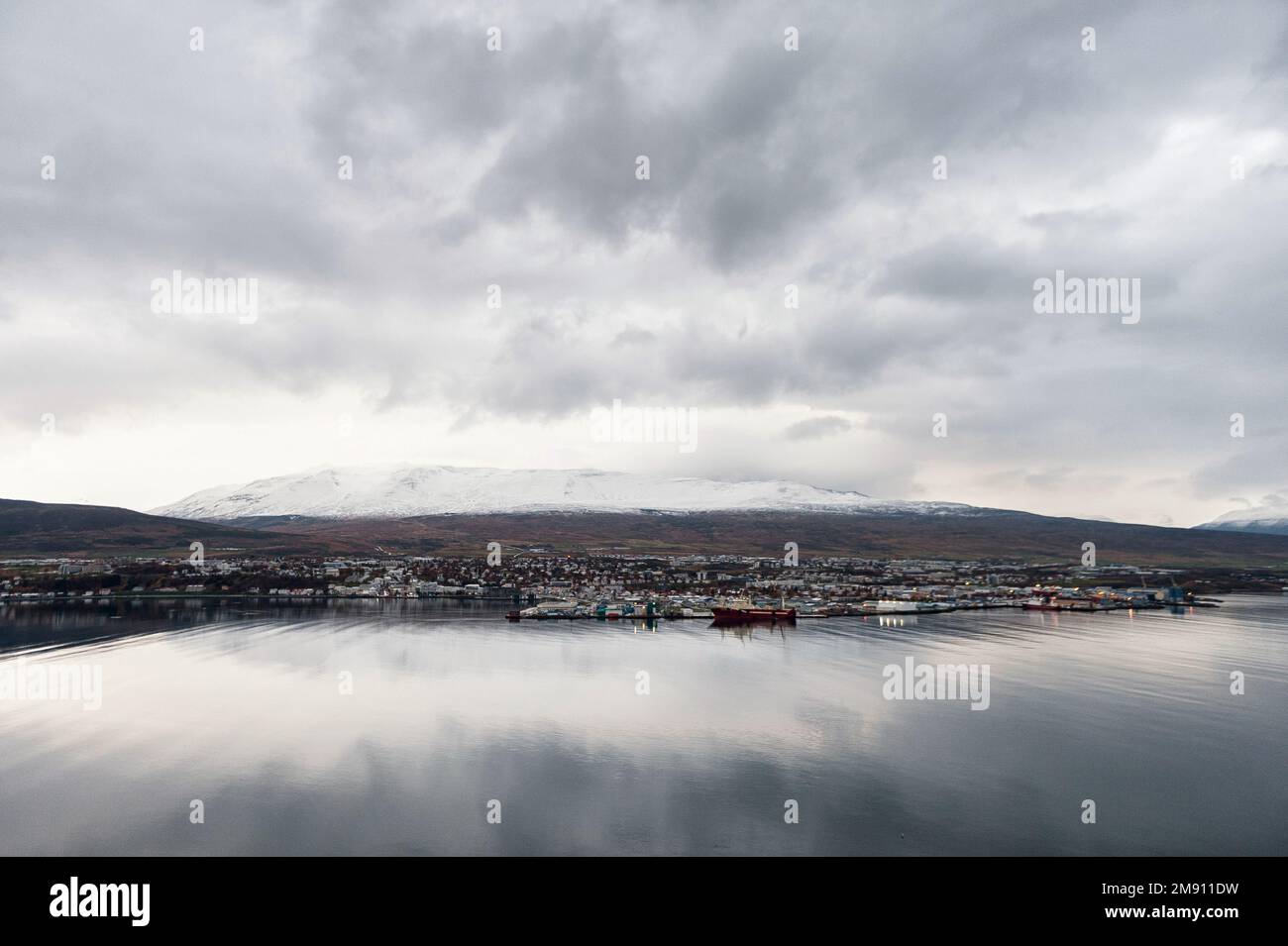 Akureyri City con Porto e montagna sullo sfondo. Bella città in Islanda Foto Stock