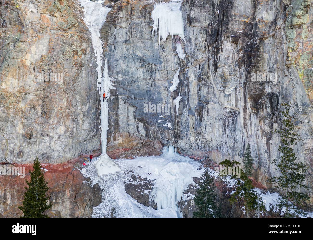 Matt Ward e Greg Moore si arrampicano su un percorso chiamato Legal at Last WI6+ Foto Stock