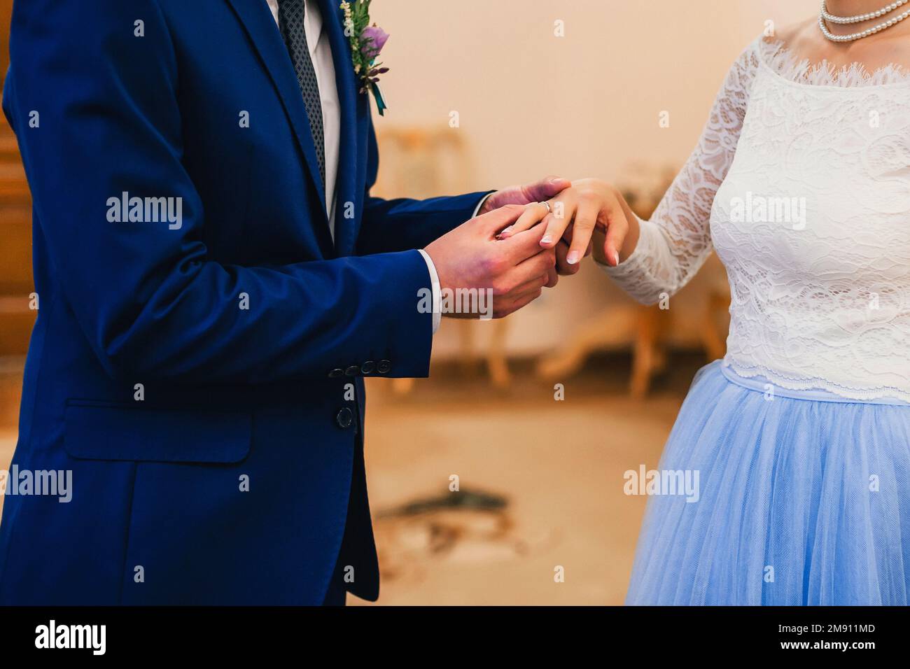 scambio di anelli la sposa e sposo alla cerimonia nuziale. Primo piano delle mani Foto Stock