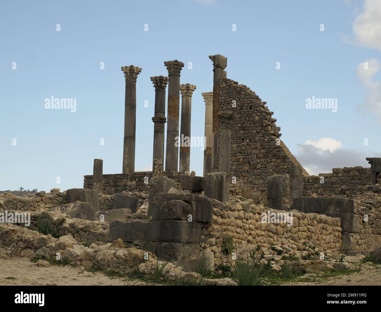 Rovine romane di Volubilis in Marocco - le rovine romane meglio conservate si trovano tra le città imperiali di Fez e Meknes su una fertile pianura circondata da wh Foto Stock