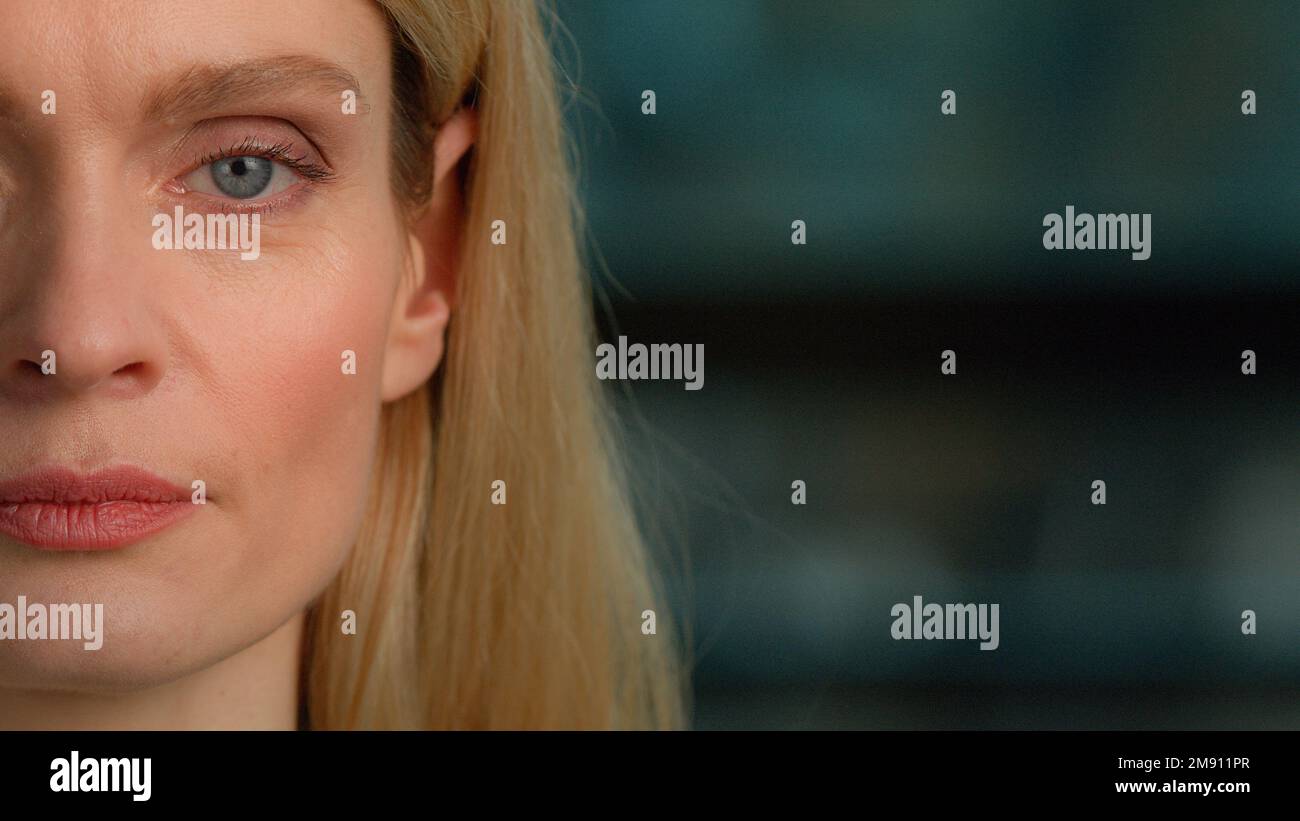 Metà femmina faccia parte di mezza età donna caucasica adulto 40s donna donna d'affari che guarda la macchina fotografica al chiuso. Primo piano vista ritagliata 45s executive maturo Foto Stock