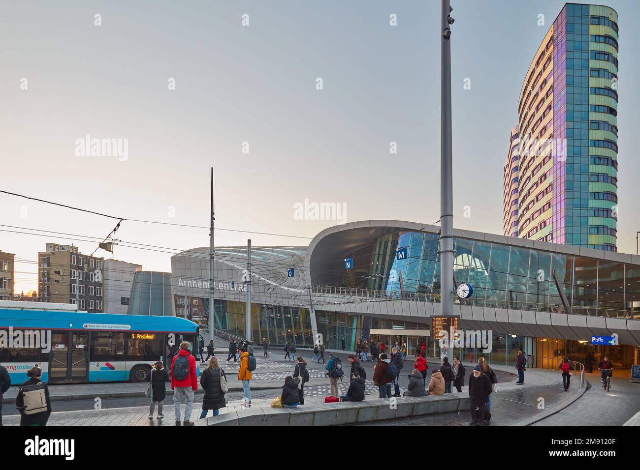 Arnhem, Paesi Bassi - 12 dicembre 2022: Vista sulla zona della stazione ferroviaria centrale durante l'ora di punta con autobus e pendolari ad Arnhem, il Nether Foto Stock