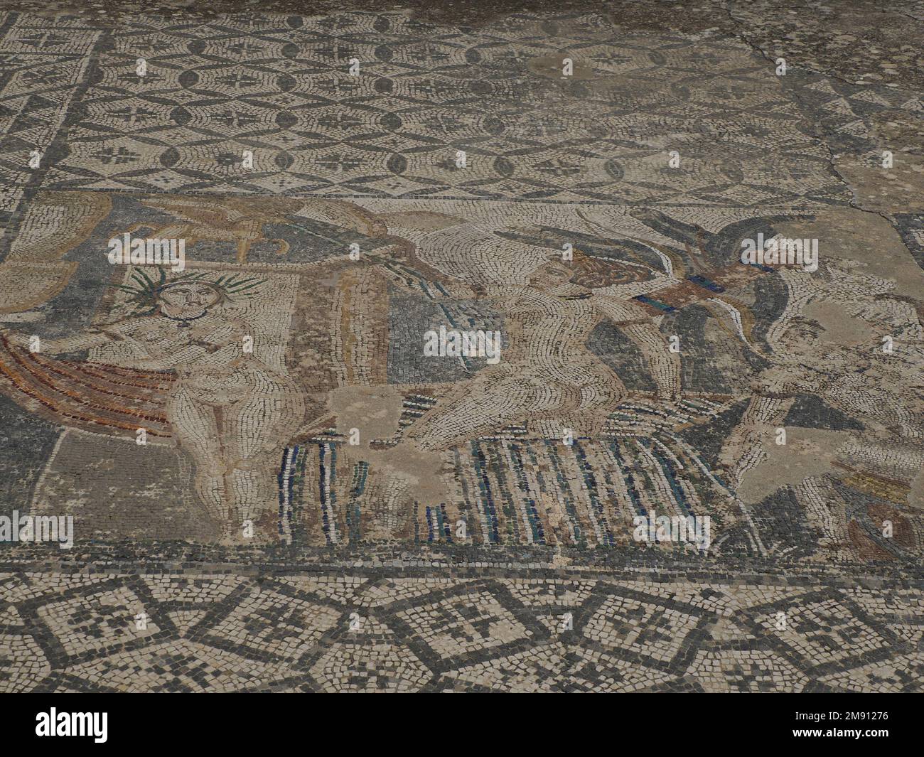 Mosaico delle rovine romane di Volubilis in Marocco - le rovine romane meglio conservate si trovano tra le città imperiali di Fez e Meknes su una fertile pianura surrou Foto Stock