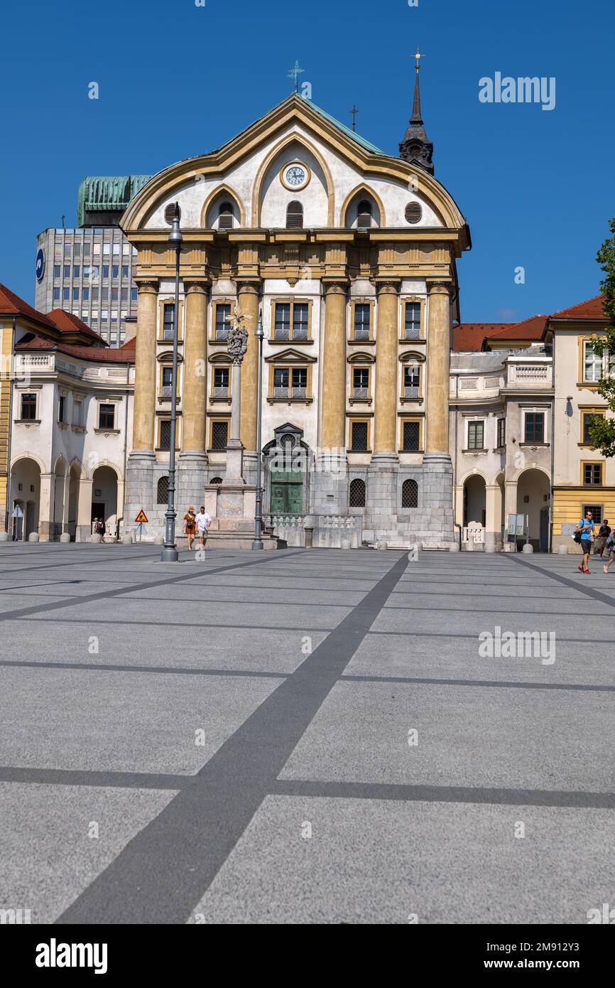 Chiesa delle Orsoline della Santissima Trinità, simbolo della città in stile barocco del 1726 nella città di Lubiana, Slovenia, vista dalla Piazza dei Congressi. Foto Stock