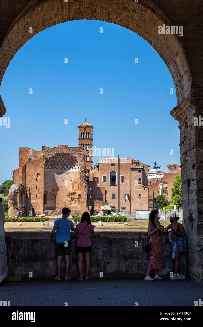 Tempio di Venere e Roma visto dalla galleria di livello superiore del Colosseo nella città di Roma, Italia. Situato sul lato orientale di Forum Romanum su Velian Hil Foto Stock