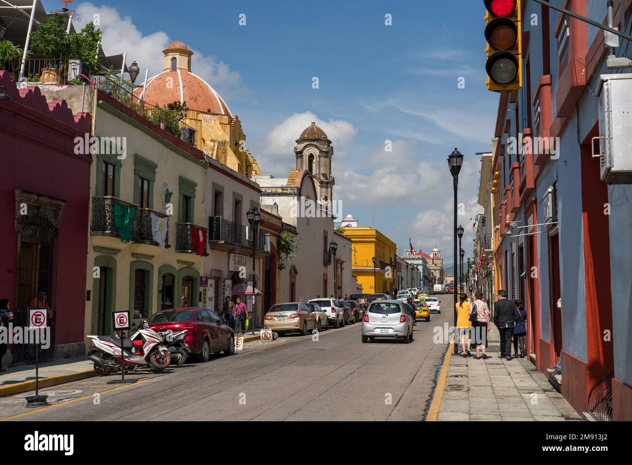 Street scene di Avenida Morelos e il Tempio di Carmen de Abajo nel centro storico di Oaxaca, Messico. Patrimonio dell'umanità dell'UNESCO. Foto Stock