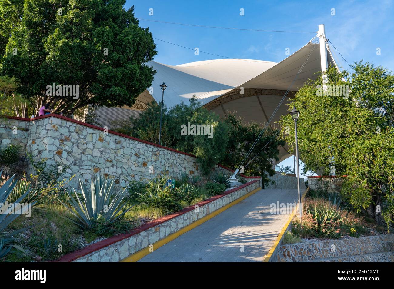 L'Auditorium Guelaguetza, simile a una tenda, sulla Fortin Hill, si affaccia sulla città di Oaxaca, Messico. Sede dell'annuale Festival della danza popolare di Guelaguetza. Foto Stock