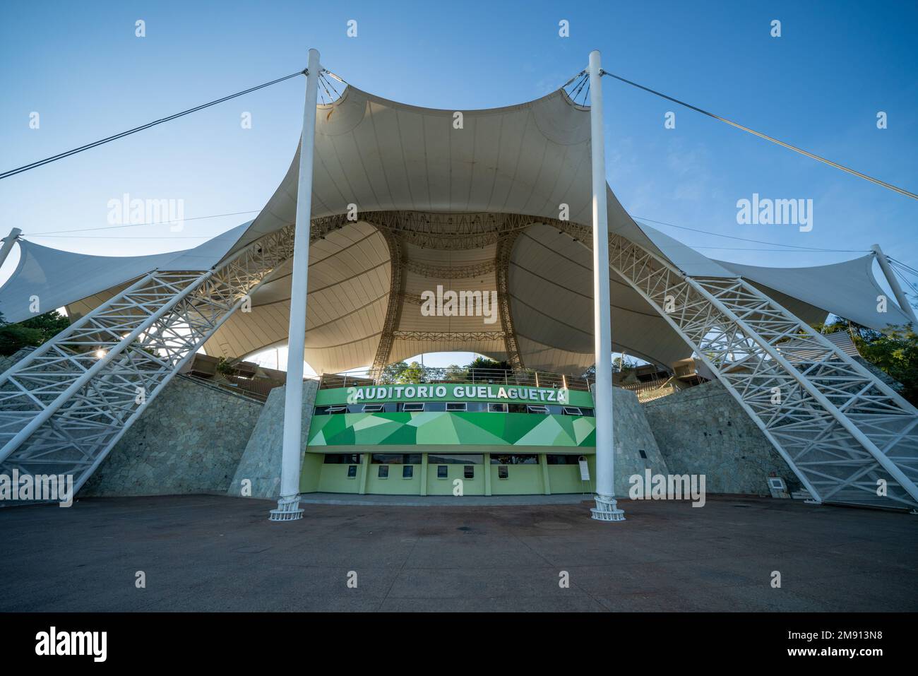 L'Auditorium Guelaguetza, simile a una tenda, sulla Fortin Hill, si affaccia sulla città di Oaxaca, Messico. Sede dell'annuale Festival della danza popolare di Guelaguetza. Foto Stock