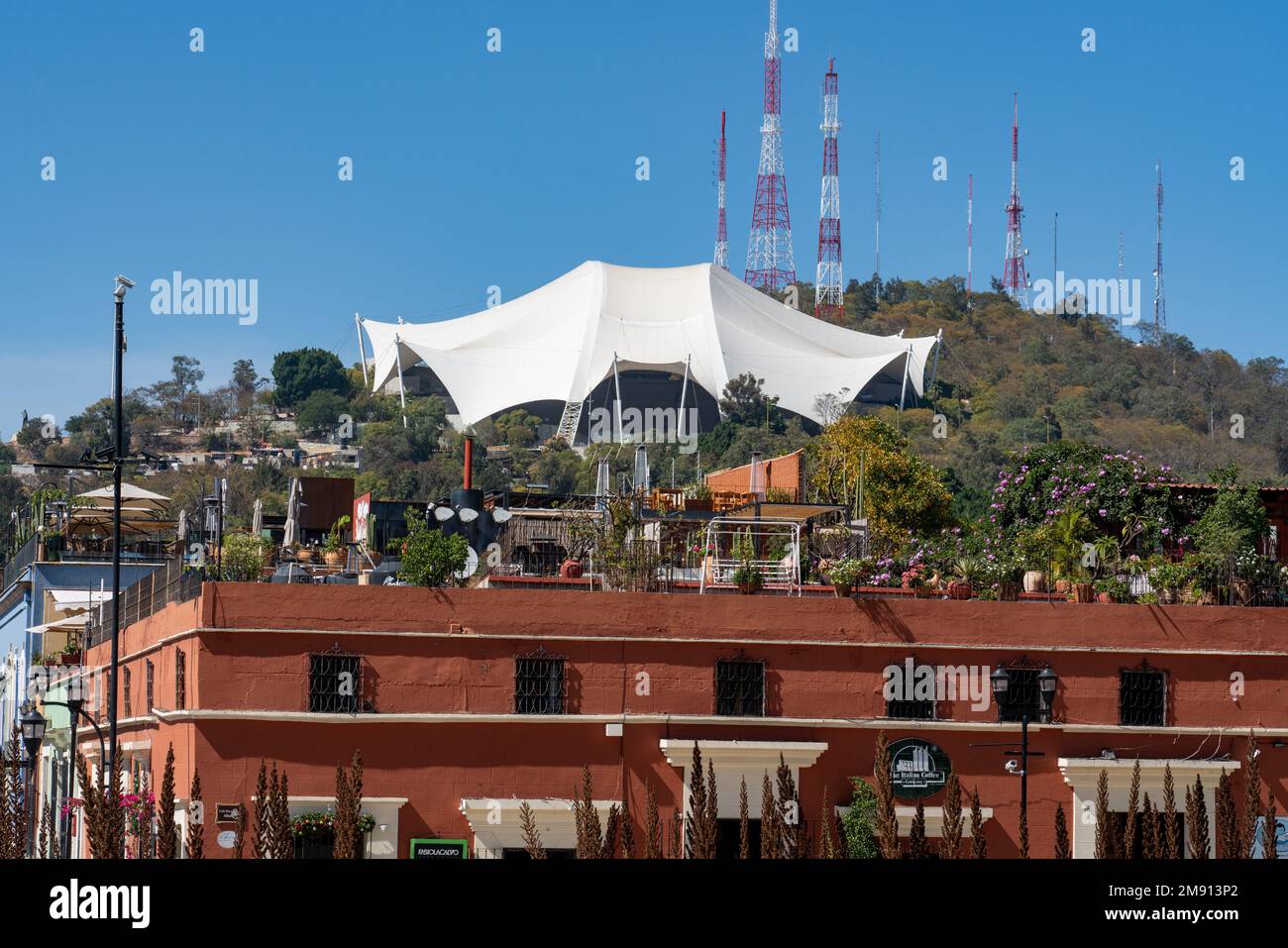 L'Auditorium Guelaguetza, simile a una tenda, sulla Fortin Hill, si affaccia sulla città di Oaxaca, Messico. Sede dell'annuale Festival della danza popolare di Guelaguetza. Foto Stock