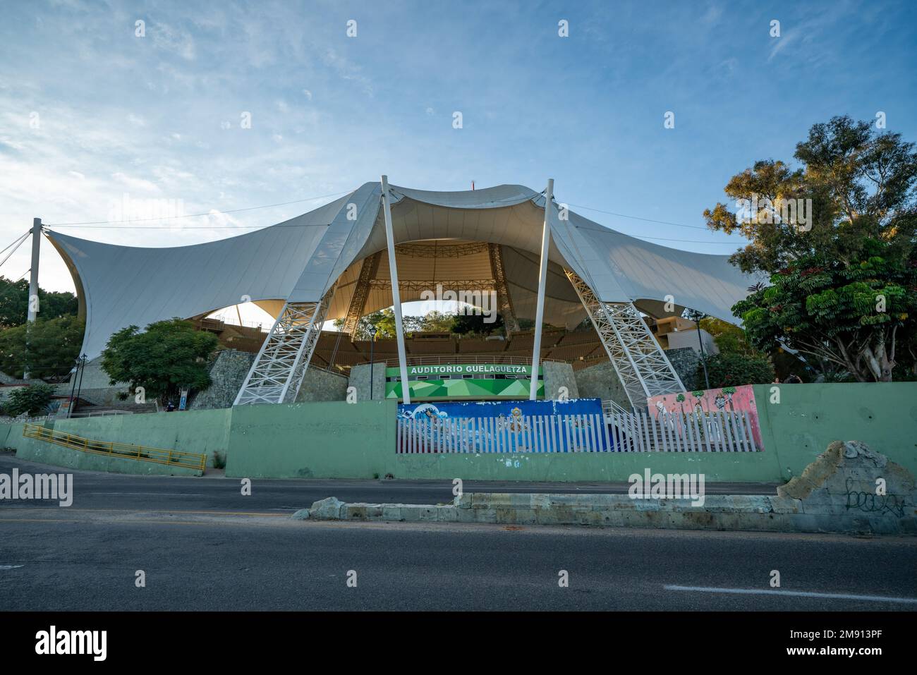 L'Auditorium Guelaguetza, simile a una tenda, sulla Fortin Hill, si affaccia sulla città di Oaxaca, Messico. Sede dell'annuale Festival della danza popolare di Guelaguetza. Foto Stock