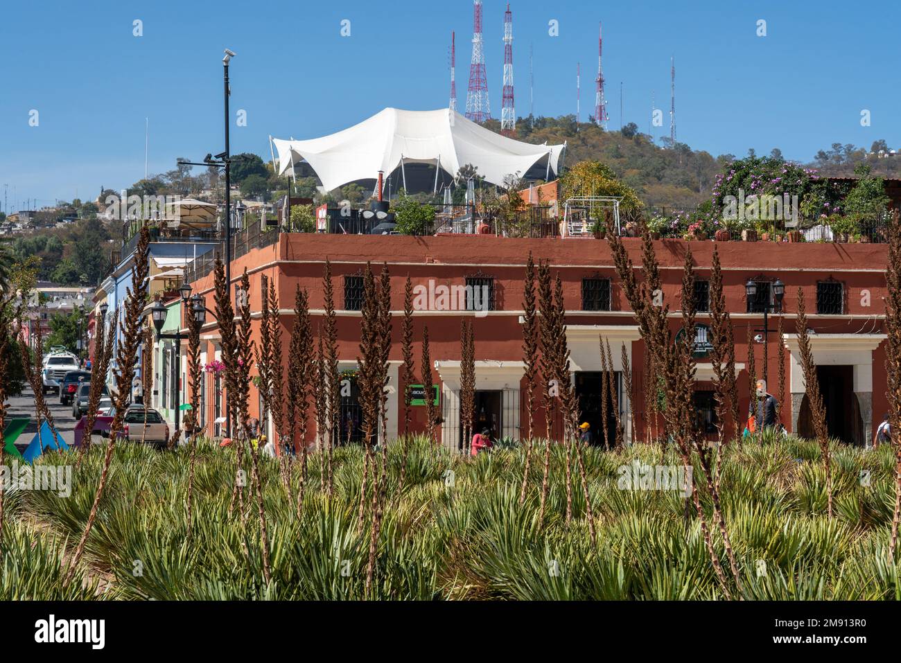L'Auditorium Guelaguetza, simile a una tenda, sulla Fortin Hill, si affaccia sulla città di Oaxaca, Messico. Sede dell'annuale Festival della danza popolare di Guelaguetza. Foto Stock