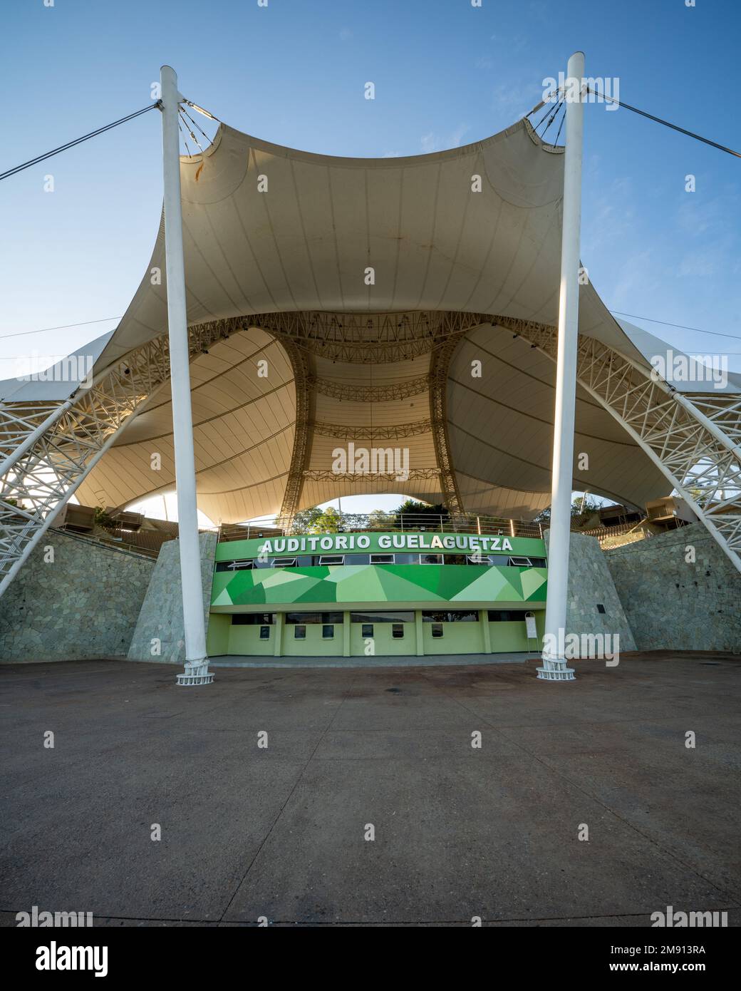 L'Auditorium Guelaguetza, simile a una tenda, sulla Fortin Hill, si affaccia sulla città di Oaxaca, Messico. Sede dell'annuale Festival della danza popolare di Guelaguetza. Foto Stock