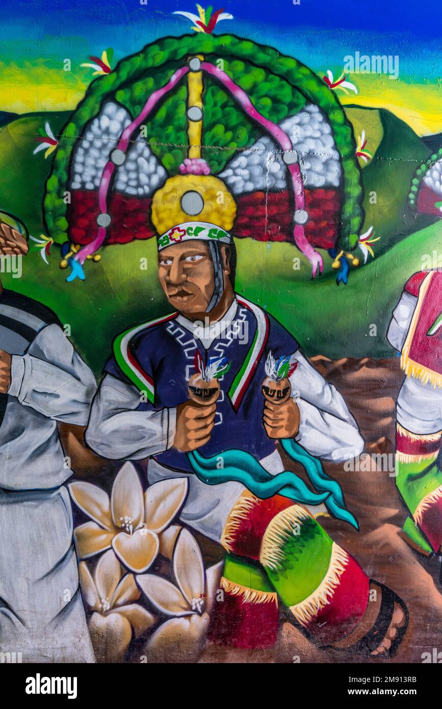 Dipinti murali nel tunnel d'ingresso all'Auditorium di Guelaguetza sulla Fortin Hill, Oaxaca, Messico, raffiguranti ballerini in costume. Foto Stock