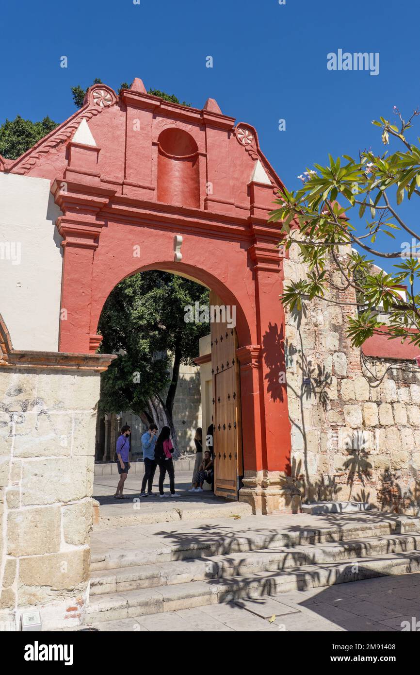 Porta ad arco per i terreni della Chiesa di Carmen Alto a Oaxaca, Messico. Parte di un sito patrimonio dell'umanità dell'UNESCO. Foto Stock