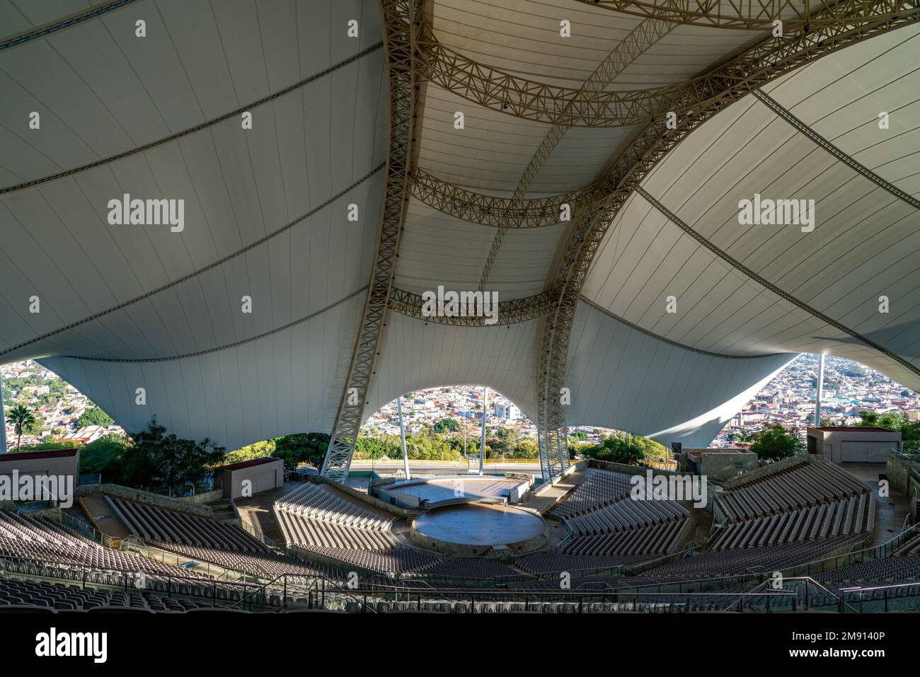 L'Auditorium Guelaguetza, simile a una tenda, sulla Fortin Hill, si affaccia sulla città di Oaxaca, Messico. Sede dell'annuale Festival della danza popolare di Guelaguetza. Foto Stock
