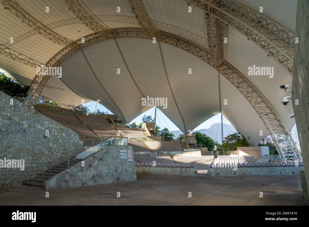 L'Auditorium Guelaguetza, simile a una tenda, sulla Fortin Hill, si affaccia sulla città di Oaxaca, Messico. Sede dell'annuale Festival della danza popolare di Guelaguetza. Foto Stock