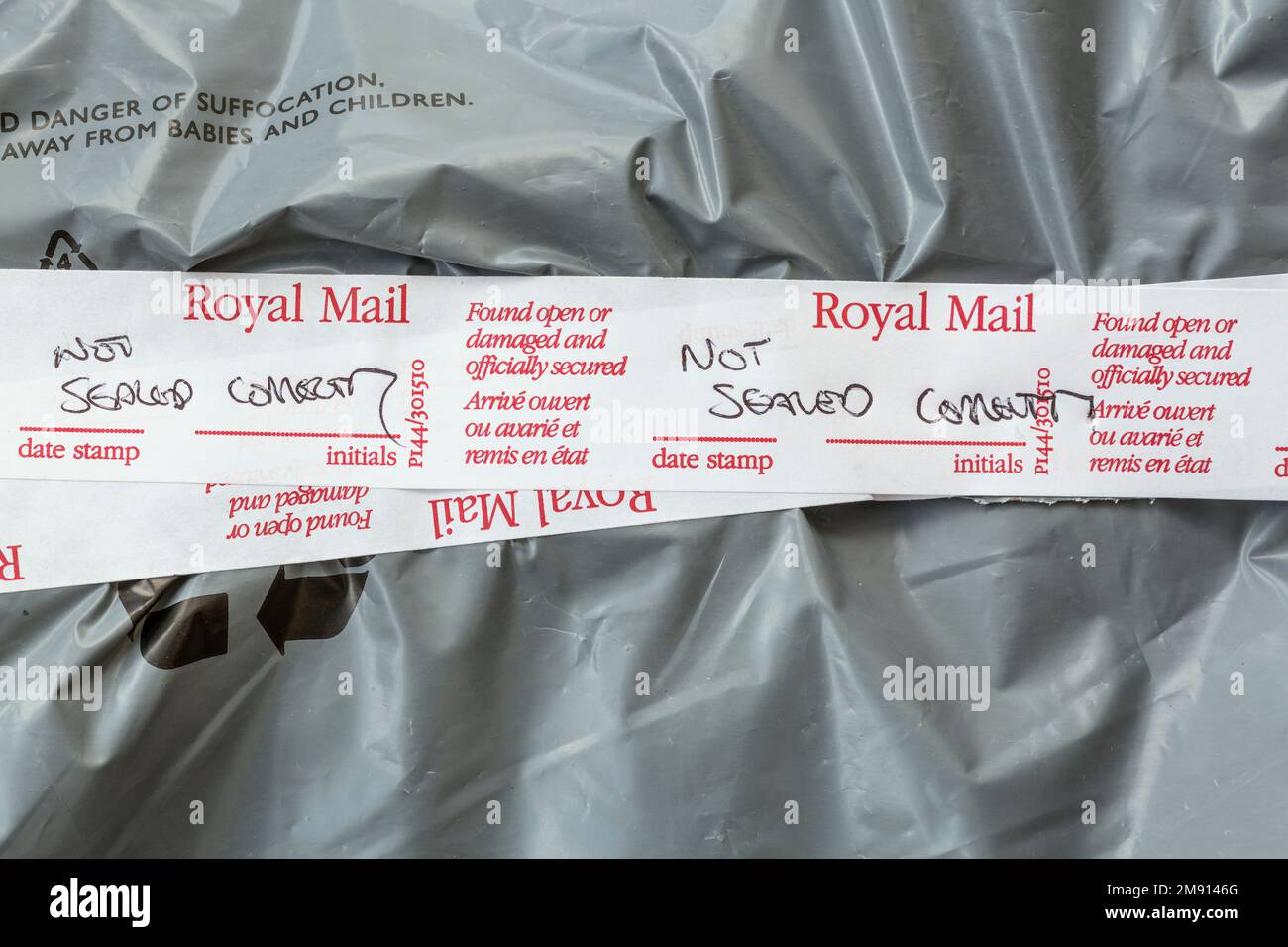 Trovato aperto o danneggiato e ufficialmente fissato adesivo su una confezione, Scozia, Regno Unito, Europa Foto Stock