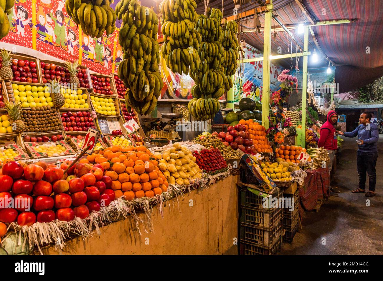 SOHAG, EGITTO: 10 FEBBRAIO 2019: Bancarella di frutta e verdura a Sohag, Egitto Foto Stock