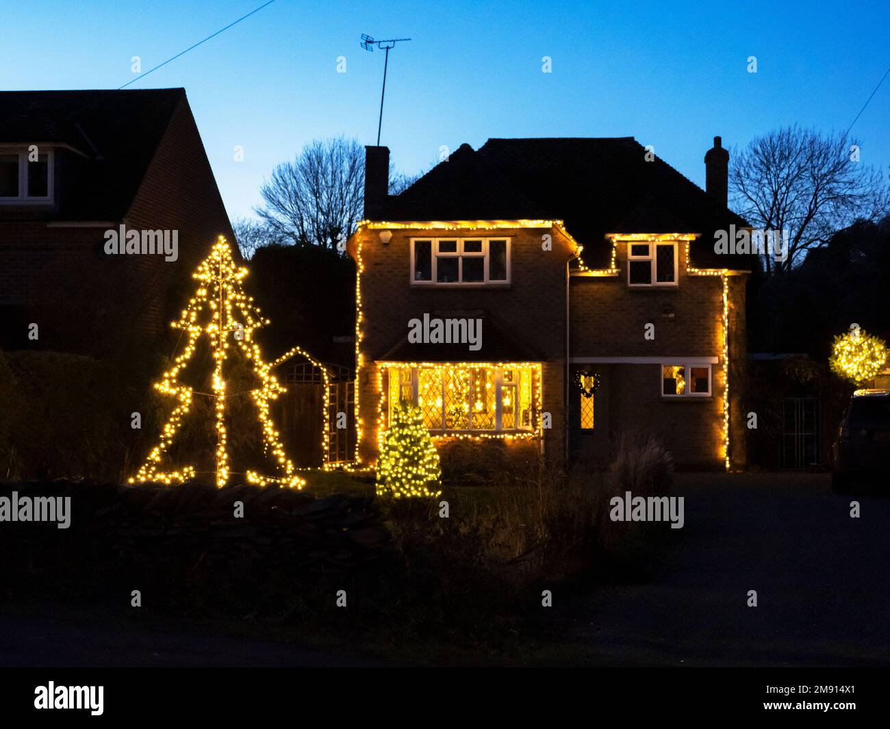 Luci di Natale su una casa a Woodhouse Eaves vicino Loughborough, Liecestershire, Regno Unito. Foto Stock